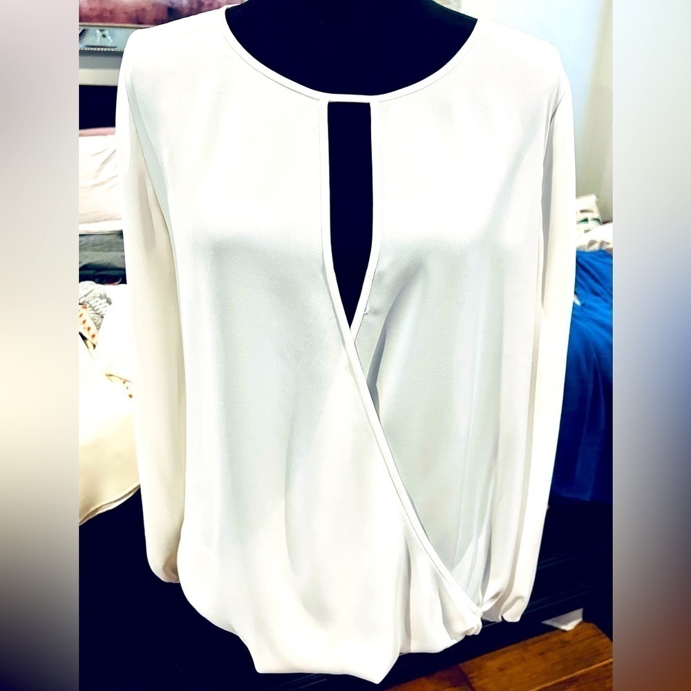 VINCE CAMUTO White V-neck Overlap Longsleeve Blouse